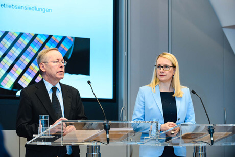 Federal Minister Schramböck and ABA Managing Director René Siegl