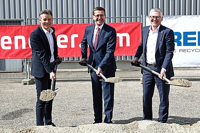 Ground-breaking ceremony for the new R&D centre at EREMA in Ansfelden (from l. to. r.: Markus Huber-Lindinger, Managing Director EREMA Recycling Maschinen und Anlagen GmbH, State Minister of Economic Affairs Markus Achleitner and Manfred Hackl, CEO EREMA Group GmbH) 